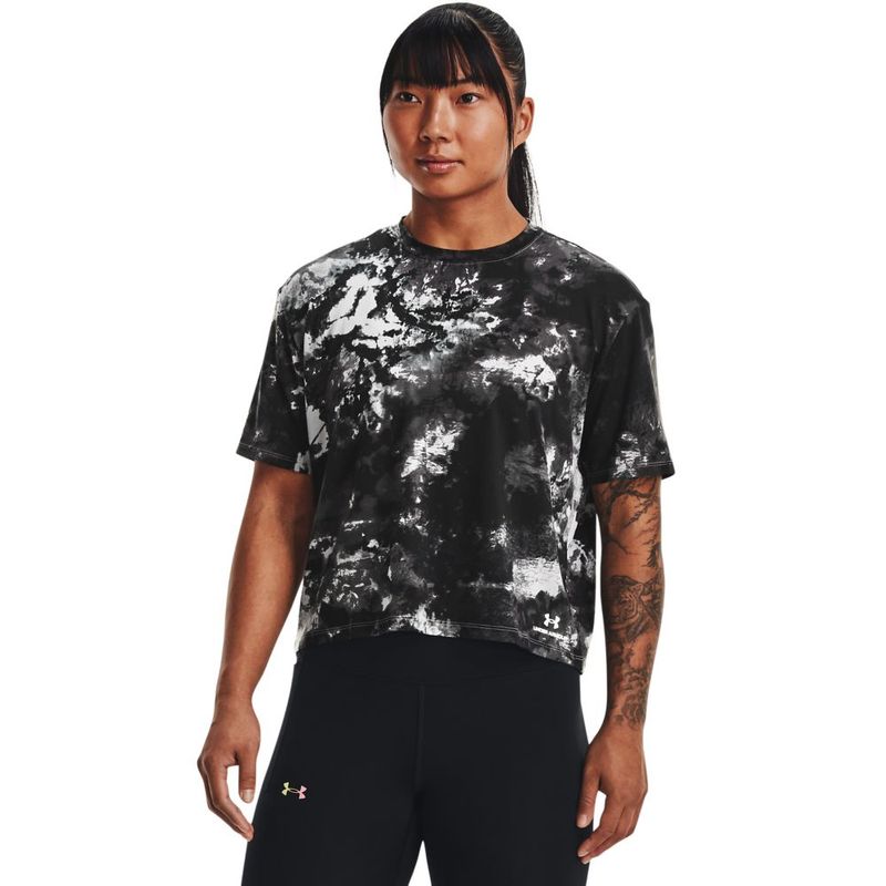 Camiseta-Manga-Corta-under-armour-para-mujer-Ua-Rush-Energy-Novelty-Top-para-entrenamiento-color-negro.-Frente-Sobre-Modelo