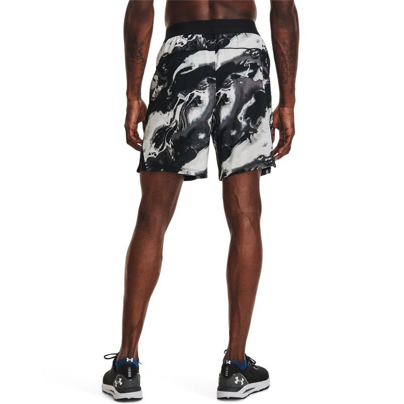 Pantaloneta-under-armour-para-hombre-Ua-Run-Anywhere-Short-para-correr-color-negro.-Reverso-Sobre-Modelo