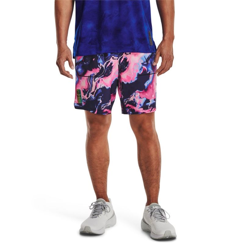Pantaloneta-under-armour-para-hombre-Ua-Run-Anywhere-Short-para-correr-color-rojo.-Frente-Sobre-Modelo
