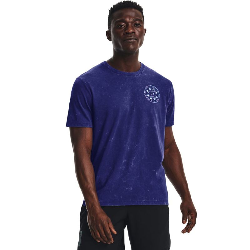 Camiseta-Manga-Corta-under-armour-para-hombre-Ua-Run-Anywhere-Ss-para-correr-color-azul.-Frente-Sobre-Modelo