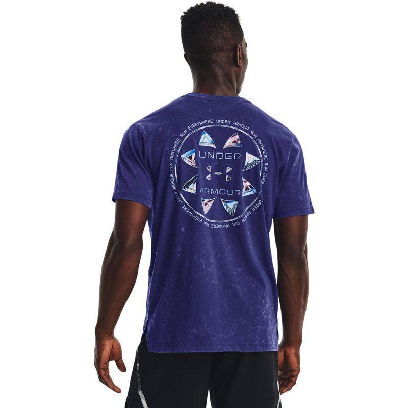 Camiseta-Manga-Corta-under-armour-para-hombre-Ua-Run-Anywhere-Ss-para-correr-color-azul.-Reverso-Sobre-Modelo