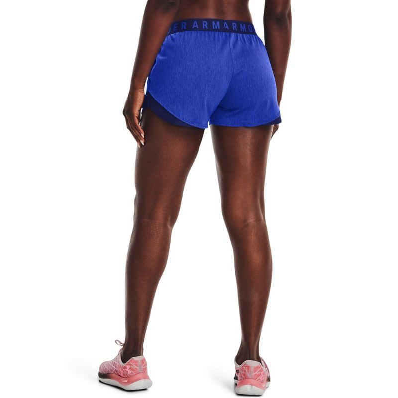 Pantaloneta-under-armour-para-mujer-Play-Up-Twist-Shorts-3.0-para-entrenamiento-color-azul.-Reverso-Sobre-Modelo
