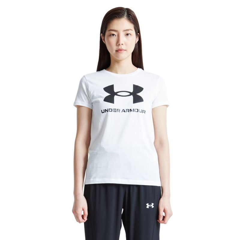Camiseta-Manga-Corta-under-armour-para-mujer-Live-Sportstyle-Graphic-Ssc-para-entrenamiento-color-blanco.-Frente-Sobre-Modelo