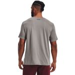 Camiseta-Manga-Corta-under-armour-para-hombre-Ua-Multi-Color-Lockertag-Ss-para-entrenamiento-color-cafe.-Reverso-Sobre-Modelo