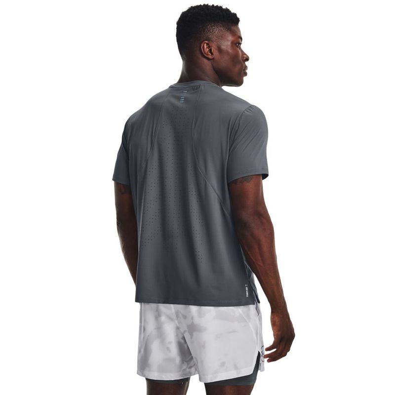 Camiseta-Manga-Corta-under-armour-para-hombre-Ua-Iso-Chill-Laser-Tee-para-correr-color-negro.-Reverso-Sobre-Modelo