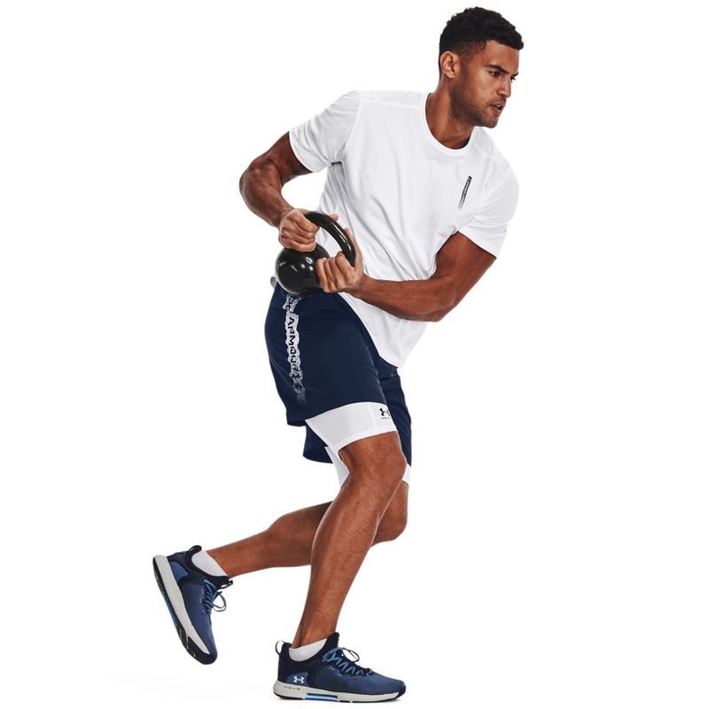 Pantaloneta-under-armour-para-hombre-Ua-Woven-Graphic-Shorts-para-entrenamiento-color-azul.-Frente-Sobre-Modelo