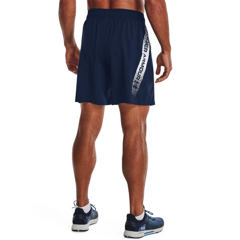 Pantaloneta-under-armour-para-hombre-Ua-Woven-Graphic-Shorts-para-entrenamiento-color-azul.-Reverso-Sobre-Modelo
