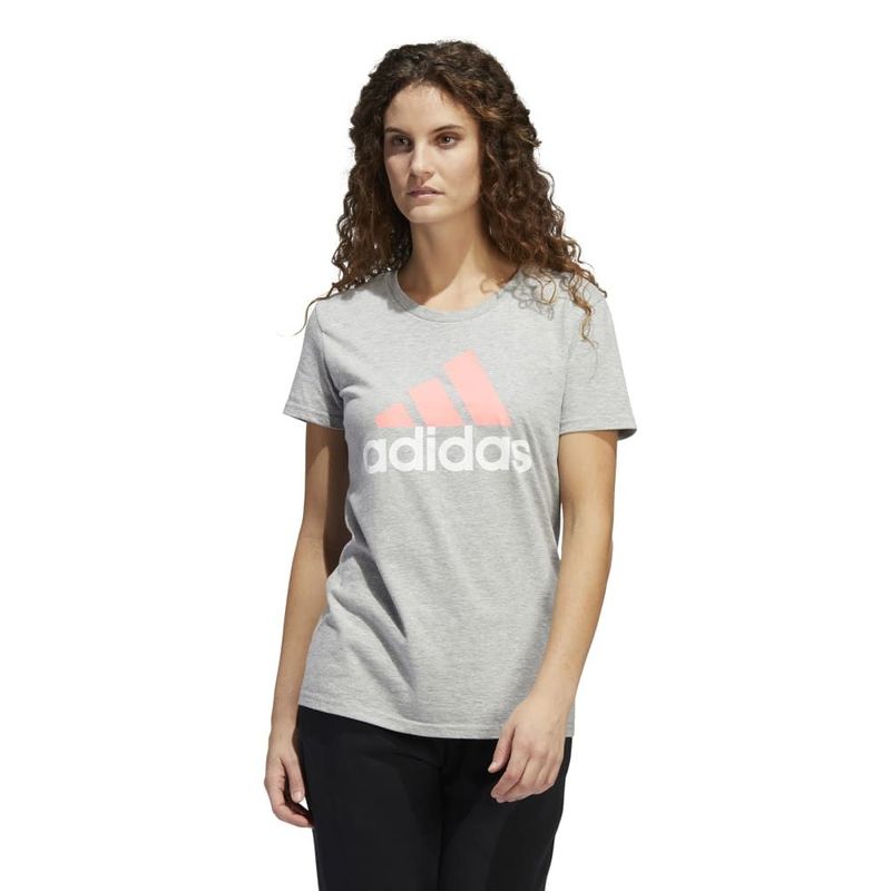 Camiseta-Manga-Corta-adidas-para-mujer-W-Basic-Bos-Tee-para-moda-color-gris.-Frente-Sobre-Modelo