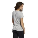 Camiseta-Manga-Corta-adidas-para-mujer-W-Basic-Bos-Tee-para-moda-color-gris.-Reverso-Sobre-Modelo