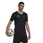 Camiseta-Manga-Corta-adidas-para-hombre-Ent22-Jsy-para-futbol-color-negro.-Modelo-En-Movimiento