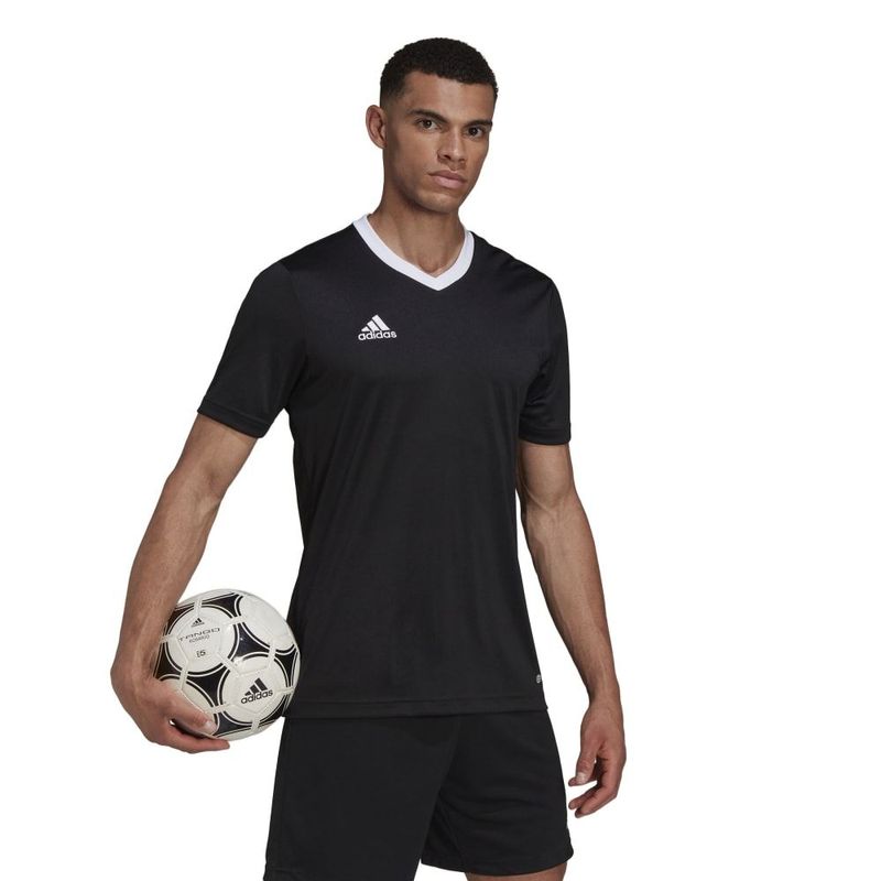 Camiseta-Manga-Corta-adidas-para-hombre-Ent22-Jsy-para-futbol-color-negro.-Modelo-En-Movimiento
