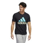 Camiseta-Manga-Corta-adidas-para-hombre-Basic-Bos-Tee-para-moda-color-negro.-Modelo-En-Movimiento