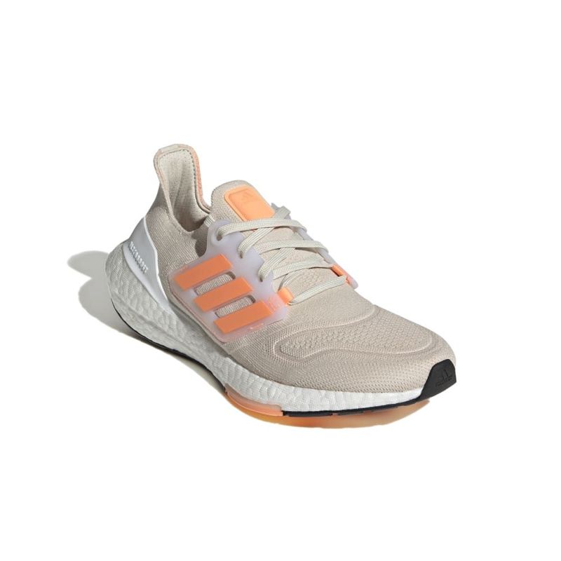 Tenis-adidas-para-mujer-Ultraboost-22-W-para-correr-color-beige.-Borde-Externo