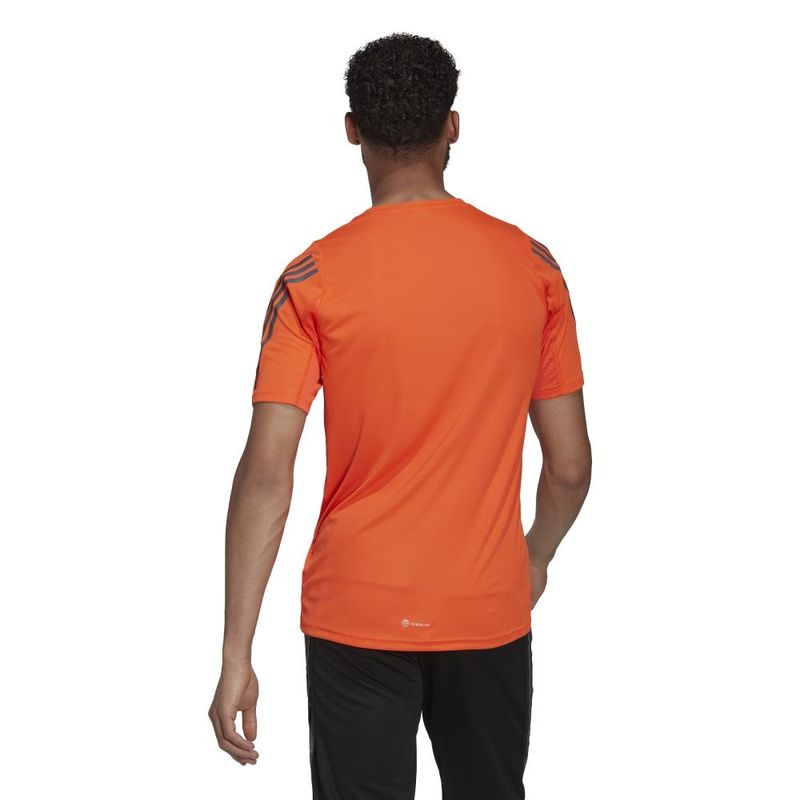 Camiseta-Manga-Corta-adidas-para-hombre-Run-Icon-Tee-para-correr-color-naranja.-Reverso-Sobre-Modelo
