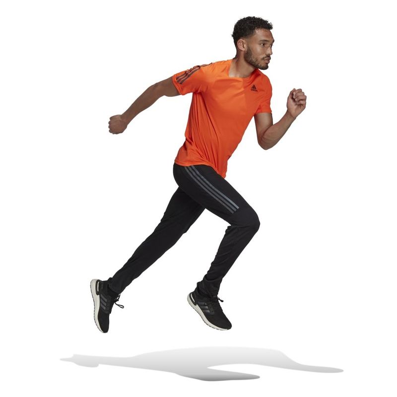 Camiseta-Manga-Corta-adidas-para-hombre-Run-Icon-Tee-para-correr-color-naranja.-Modelo-En-Movimiento