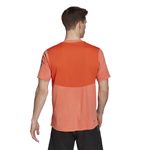 Camiseta-Manga-Corta-adidas-para-hombre-T365-Tee-para-entrenamiento-color-naranja.-Reverso-Sobre-Modelo