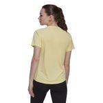 Camiseta-Manga-Corta-adidas-para-mujer-Run-It-Tee-W-para-correr-color-amarillo.-Reverso-Sobre-Modelo