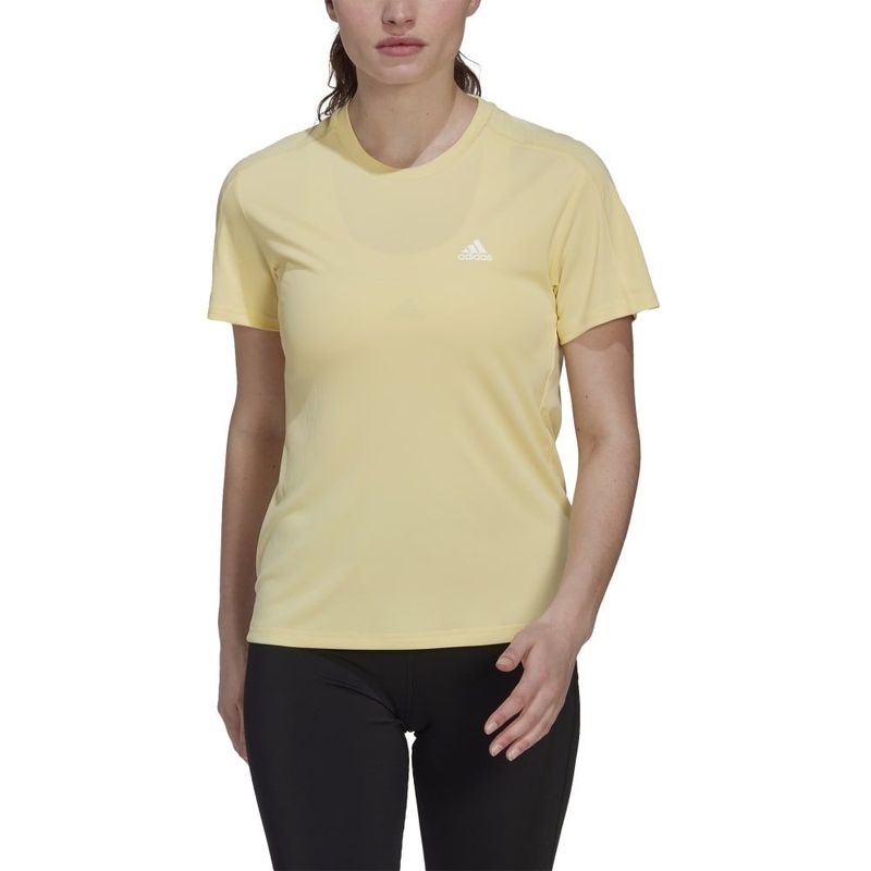 Camiseta-Manga-Corta-adidas-para-mujer-Run-It-Tee-W-para-correr-color-amarillo.-Zoom-Frontal-Sobre-Modelo