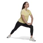 Camiseta-Manga-Corta-adidas-para-mujer-Run-It-Tee-W-para-correr-color-amarillo.-Modelo-En-Movimiento