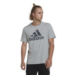 Camiseta-Manga-Corta-adidas-para-hombre-M-Camo-T-para-moda-color-gris.-Frente-Sobre-Modelo