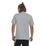 Camiseta-Manga-Corta-adidas-para-hombre-M-Camo-T-para-moda-color-gris.-Reverso-Sobre-Modelo