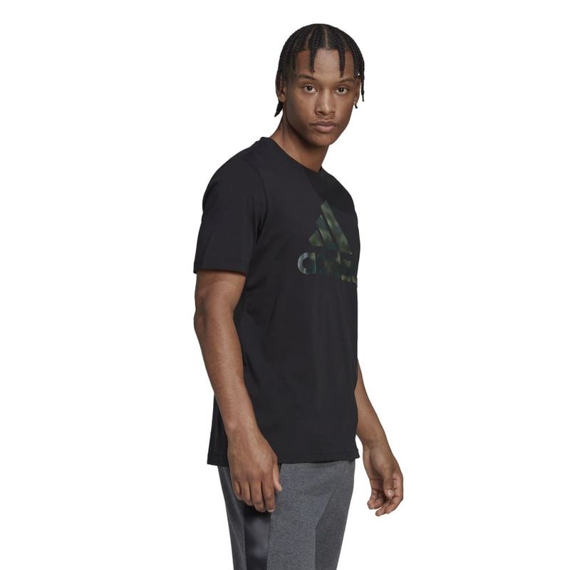 Camiseta-Manga-Corta-adidas-para-hombre-M-Camo-T-para-moda-color-negro.-Modelo-En-Movimiento