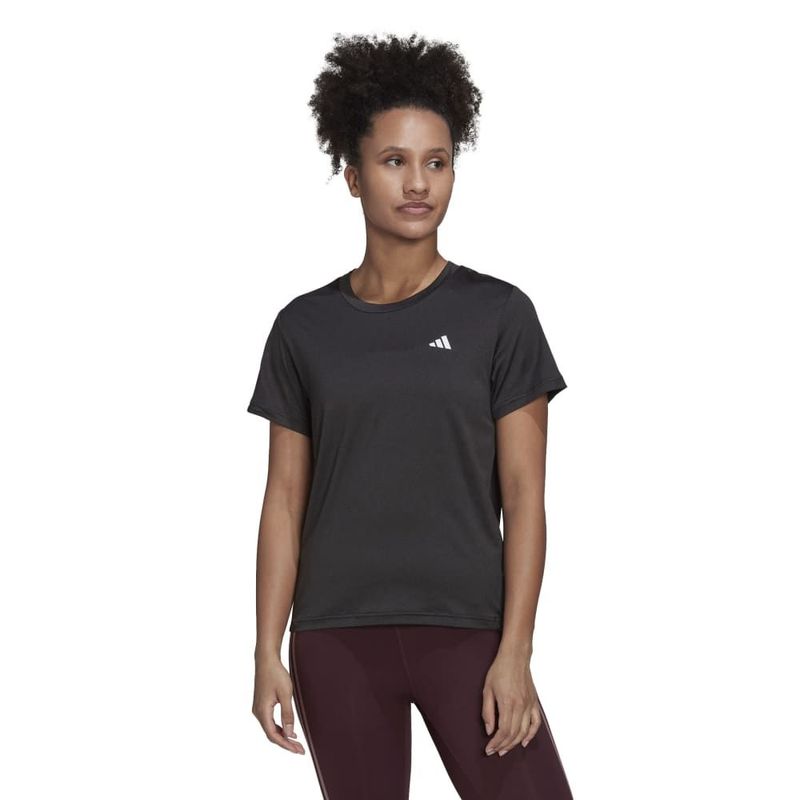 Camiseta-Manga-Corta-adidas-para-mujer-W-Min-Tee-para-entrenamiento-color-negro.-Frente-Sobre-Modelo