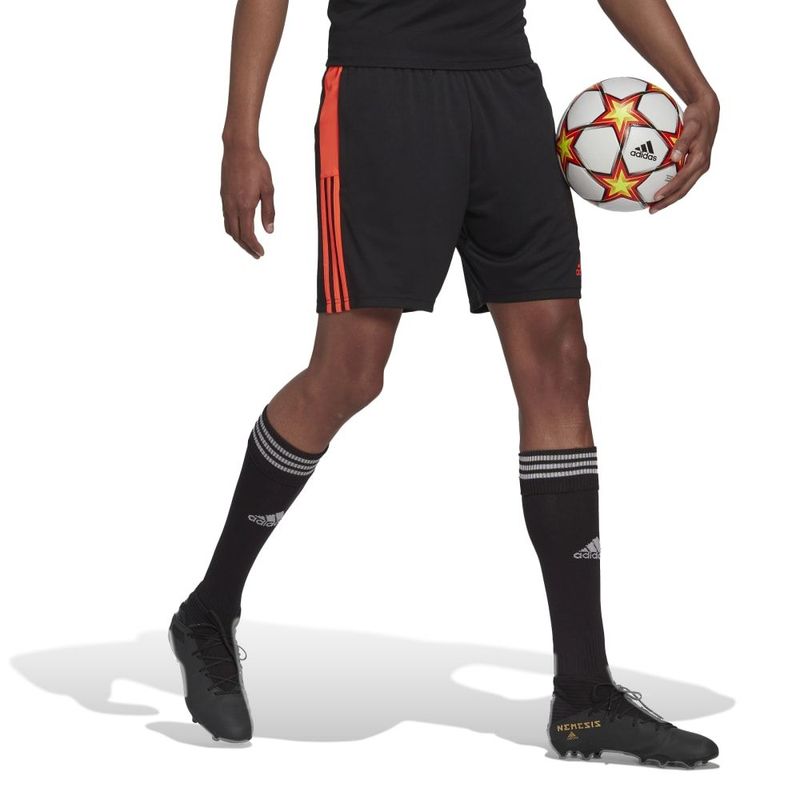 Pantaloneta-adidas-para-hombre-Tiro-Tr-Sho-Es-para-futbol-color-negro.-Modelo-En-Movimiento
