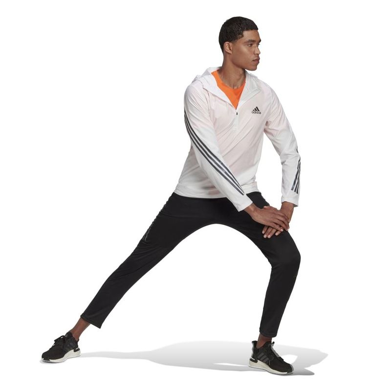 Chaqueta-adidas-para-hombre-Run-Icons-Jkt-M-para-correr-color-blanco.-Modelo-En-Movimiento