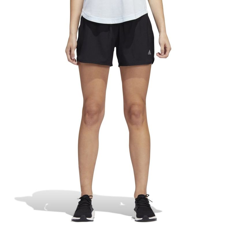 Pantaloneta-adidas-para-mujer-Run-Short-Smu-para-correr-color-negro.-Frente-Sobre-Modelo
