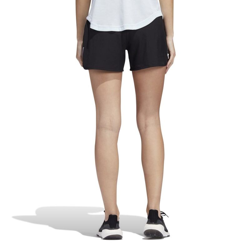Pantaloneta-adidas-para-mujer-Run-Short-Smu-para-correr-color-negro.-Reverso-Sobre-Modelo