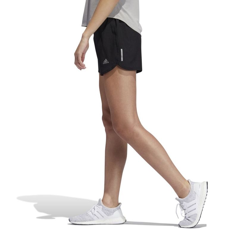 Pantaloneta-adidas-para-mujer-Run-Short-Smu-para-correr-color-negro.-Lateral-Sobre-Modelo