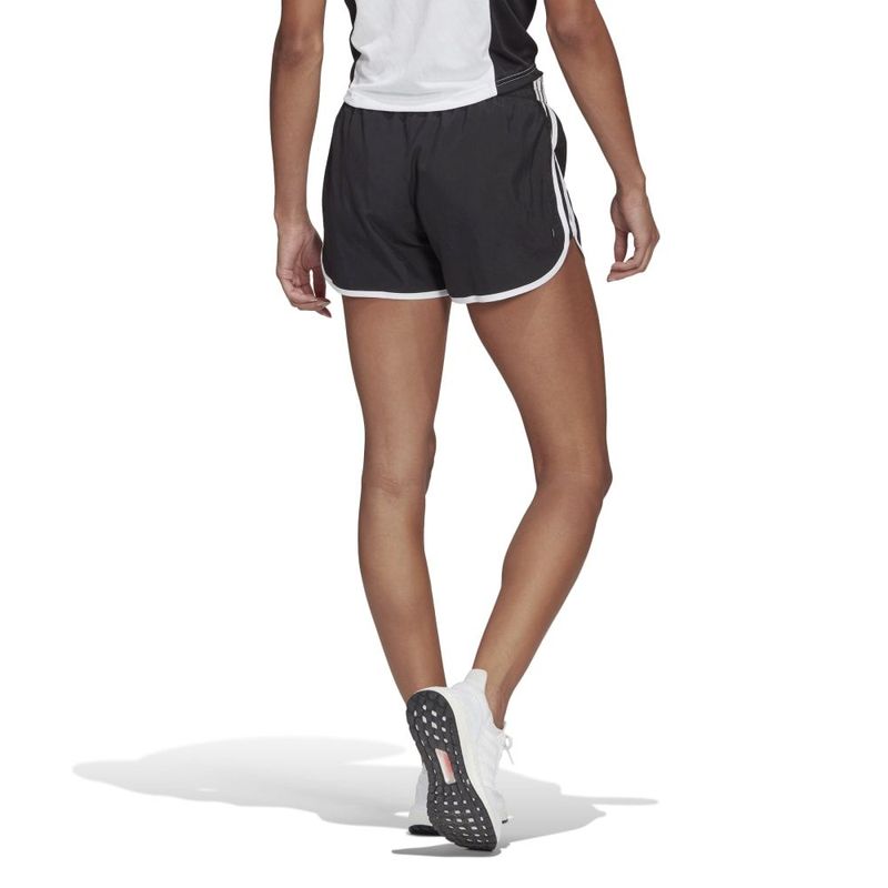 Pantaloneta-adidas-para-mujer-M20-Short-para-correr-color-negro.-Reverso-Sobre-Modelo