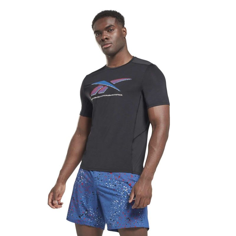 Camiseta-Manga-Corta-reebok-para-hombre-Ts-Ac-Graphic-Tee-para-entrenamiento-color-negro.-Frente-Sobre-Modelo