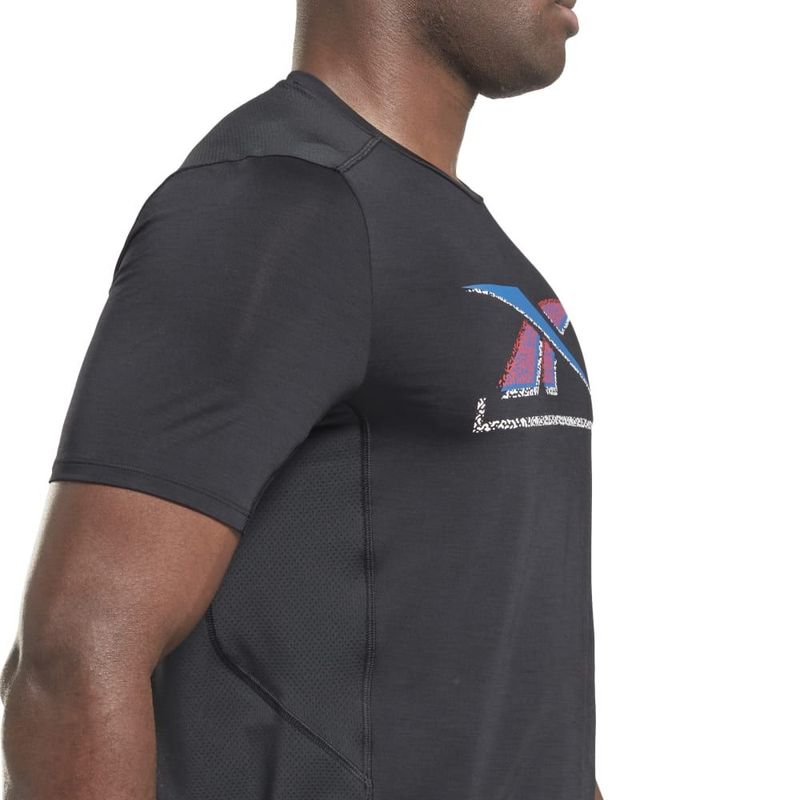 Camiseta-Manga-Corta-reebok-para-hombre-Ts-Ac-Graphic-Tee-para-entrenamiento-color-negro.-Detalle-Sobre-Modelo-2