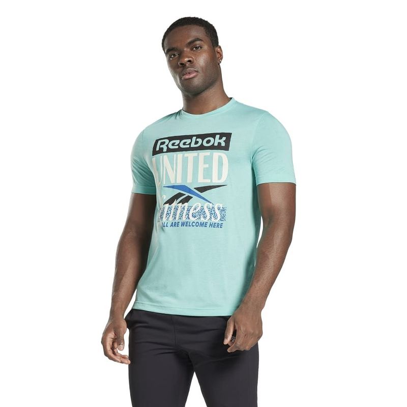 Camiseta-Manga-Corta-reebok-para-hombre-Gs-Ubf-Verbiage-Tee-para-entrenamiento-color-multicolor.-Frente-Sobre-Modelo