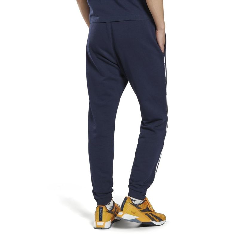 Pantalon-reebok-para-hombre-Wor-Piping-Jogger-para-entrenamiento-color-azul.-Reverso-Sobre-Modelo
