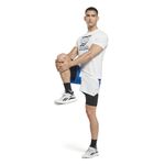 Camiseta-Manga-Corta-reebok-para-hombre-Running--Ss--Graphic-Tee-para-correr-color-blanco.-Outfit-Completo