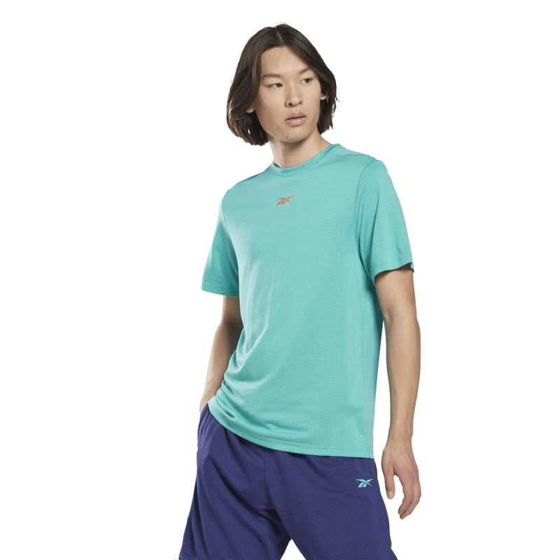 Camiseta-Manga-Corta-reebok-para-hombre-Wor-Melange-Tee-para-entrenamiento-color-multicolor.-Frente-Sobre-Modelo
