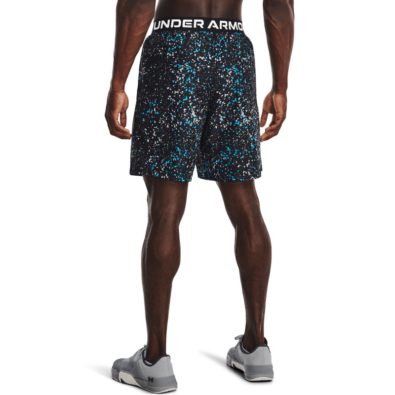 Pantaloneta-under-armour-para-hombre-Ua-Woven-Adapt-Shorts-para-entrenamiento-color-negro.-Reverso-Sobre-Modelo