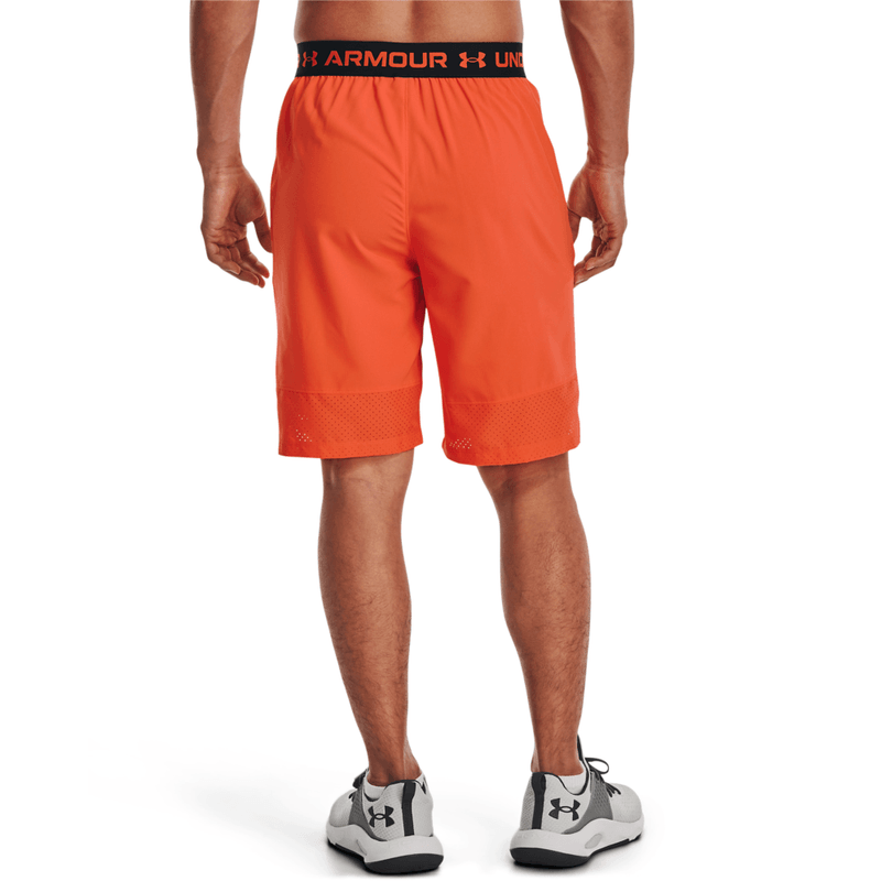Pantaloneta-under-armour-para-hombre-Ua-Vanish-Woven-8In-Shorts-para-entrenamiento-color-naranja.-Reverso-Sobre-Modelo