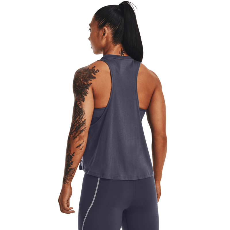 Camiseta-Manga-Sisa-under-armour-para-mujer-Ua-Pjt-Rock-Worldwide-Tank-para-entrenamiento-color-morado.-Reverso-Sobre-Modelo