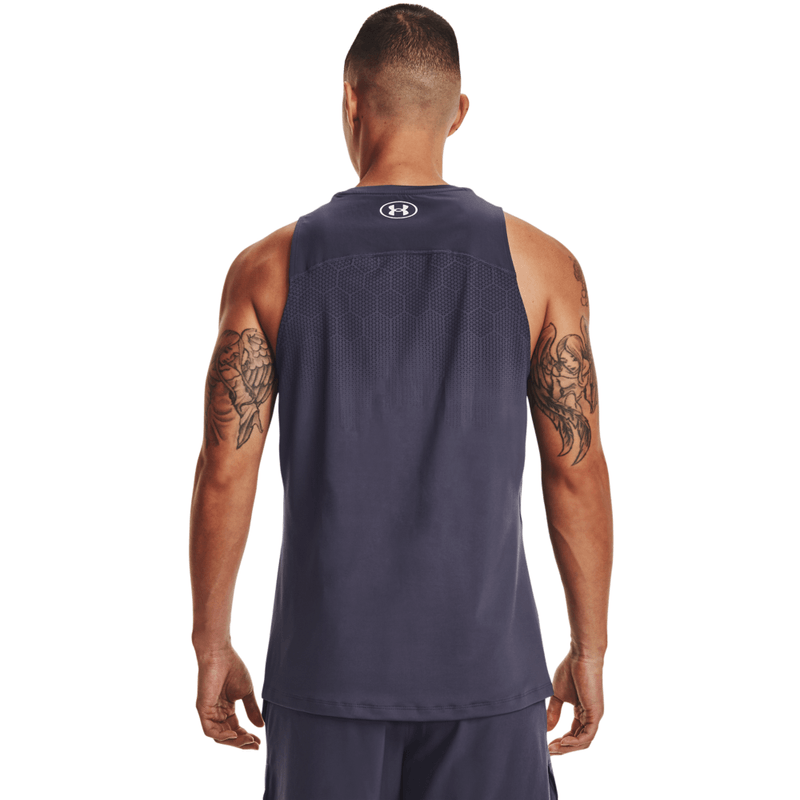 Camiseta-Manga-Sisa-under-armour-para-hombre-Ua-Pjt-Rk-Armourprint-Ftd-Tk-para-entrenamiento-color-morado.-Reverso-Sobre-Modelo