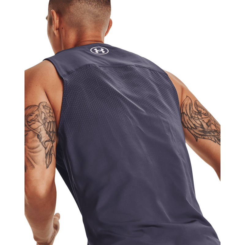 Camiseta-Manga-Sisa-under-armour-para-hombre-Ua-Pjt-Rk-Armourprint-Ftd-Tk-para-entrenamiento-color-morado.-Detalle-Sobre-Modelo-3