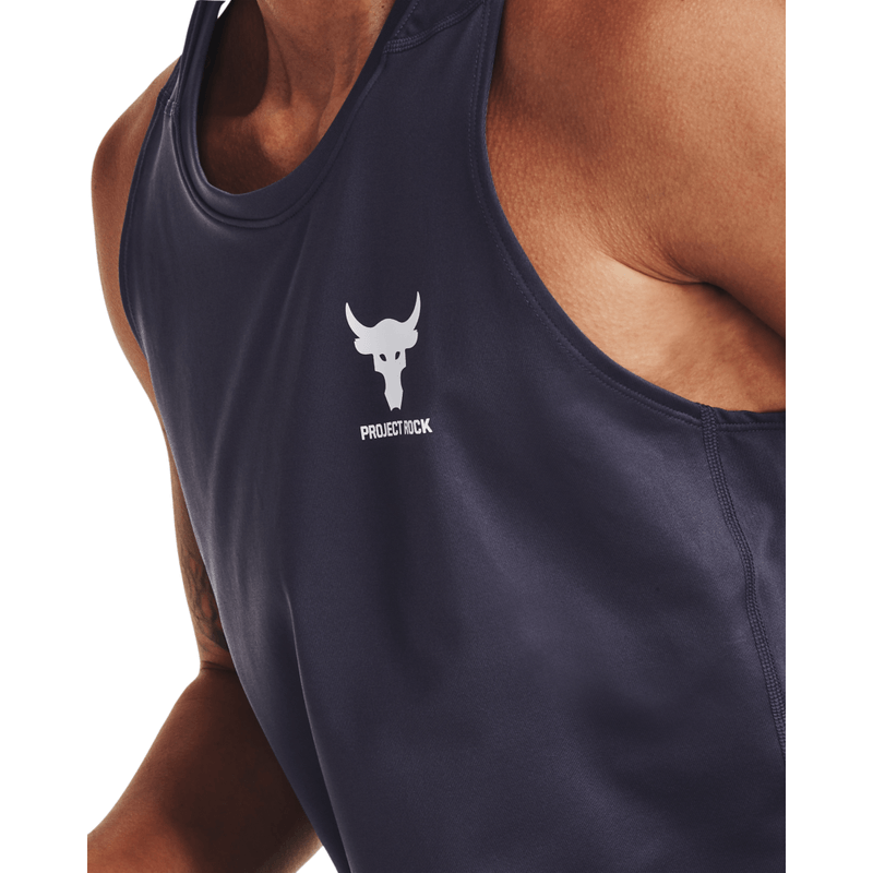 Camiseta-Manga-Sisa-under-armour-para-hombre-Ua-Pjt-Rk-Armourprint-Ftd-Tk-para-entrenamiento-color-morado.-Modelo-In-Action