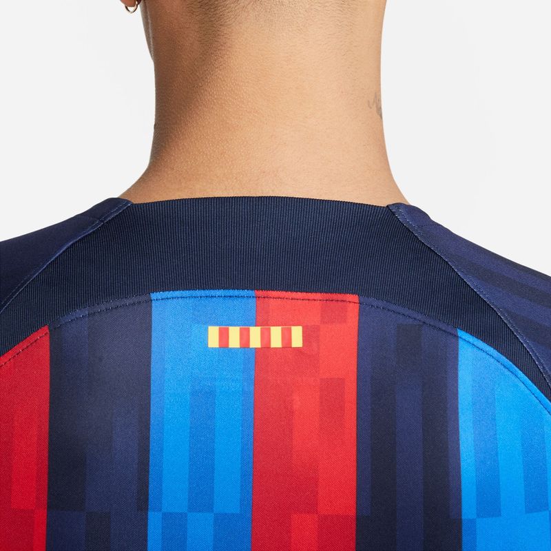 Camiseta-De-Equipo-nike-para-hombre-Fcb-M-Nk-Df-Stad-Jsy-Ss-Hm-para-futbol-color-azul.-Zoom-Frontal-Sobre-Modelo