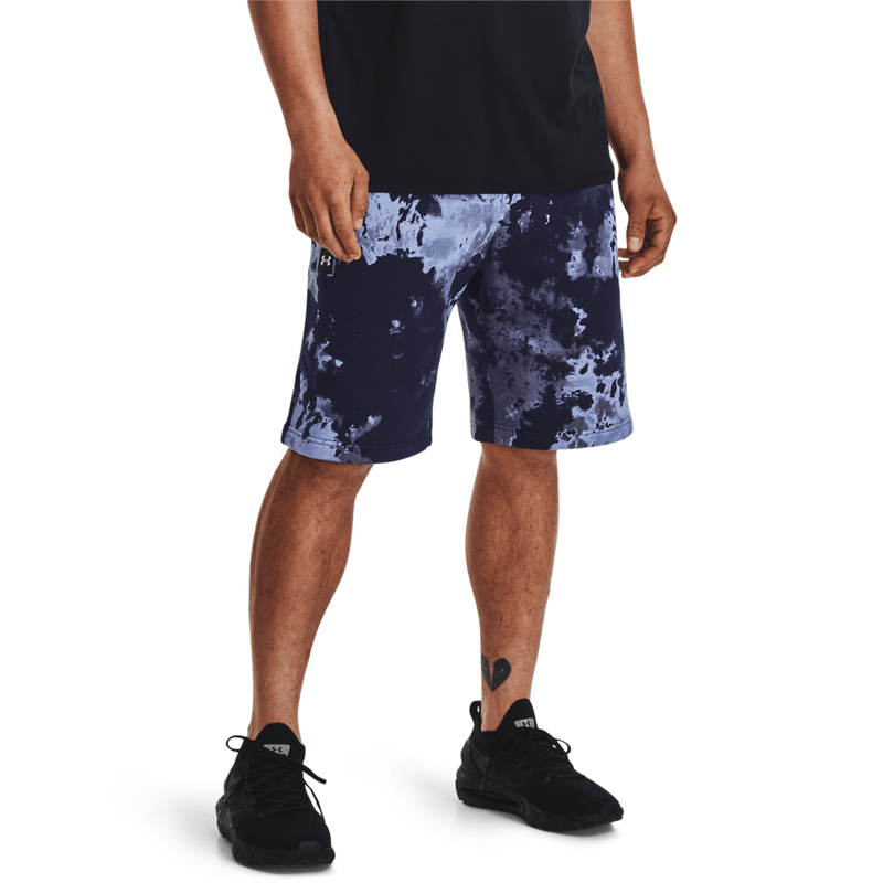 Pantaloneta-under-armour-para-hombre-Ua-Rival-Fleece-Dye-Short-para-entrenamiento-color-negro.-Frente-Sobre-Modelo