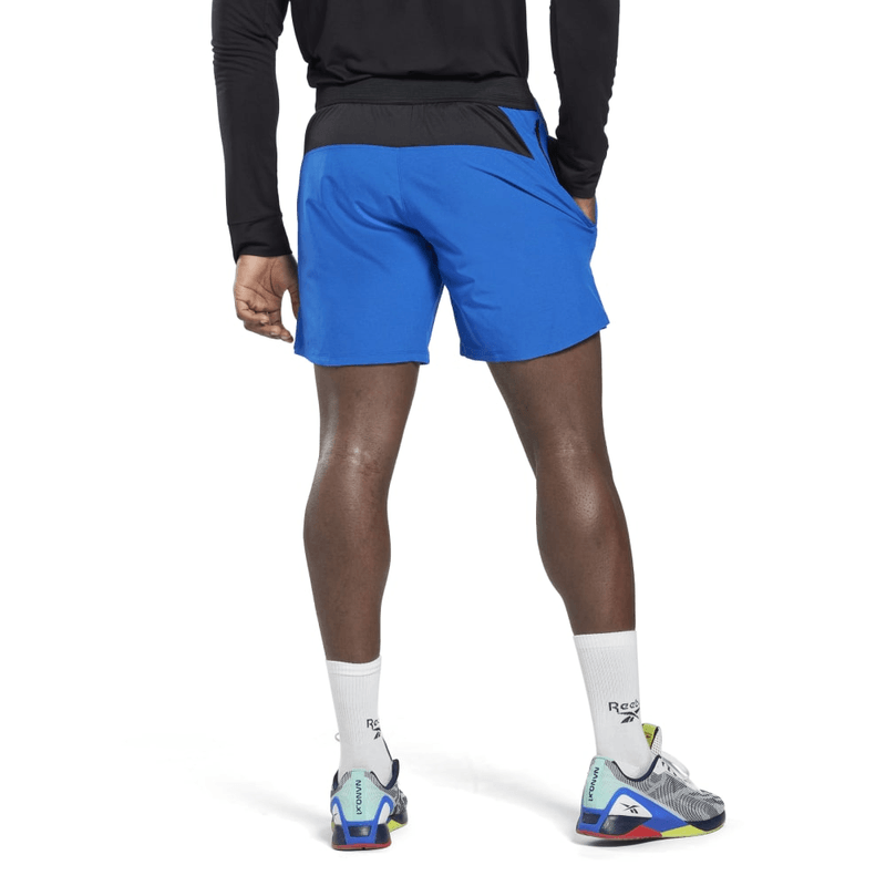 Pantaloneta-reebok-para-hombre-Ts-Strength-Short-2.0-para-entrenamiento-color-azul.-Reverso-Sobre-Modelo