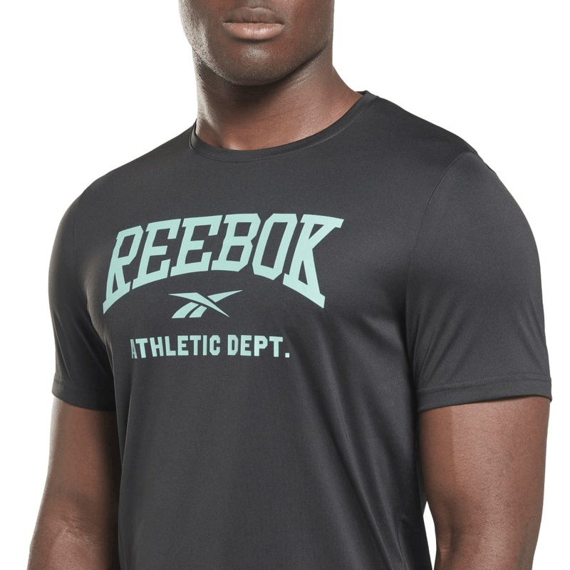 Camiseta-Manga-Corta-reebok-para-hombre-Wor-Poly-Graphic-Ss-Tee-para-entrenamiento-color-negro.-Detalle-Sobre-Modelo-1
