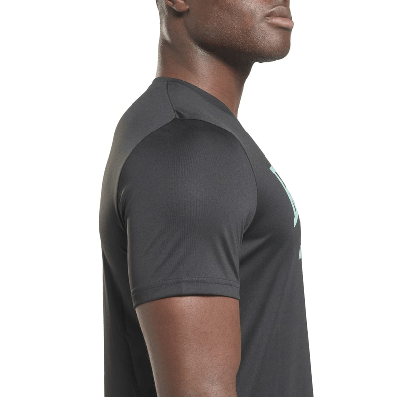Camiseta-Manga-Corta-reebok-para-hombre-Wor-Poly-Graphic-Ss-Tee-para-entrenamiento-color-negro.-Detalle-Sobre-Modelo-2